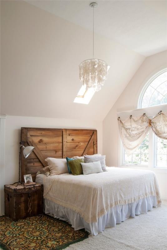 Zrób sobie zagłówek łóżka z drewna w oryginalnym stylu rustykalnym