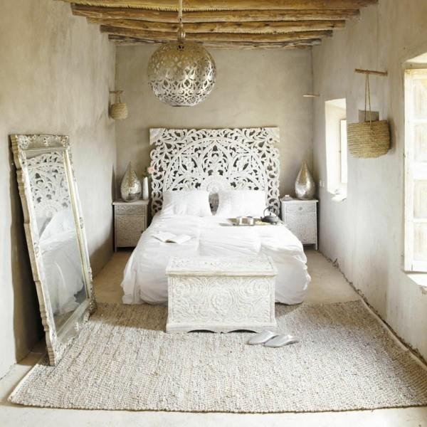 wezgłowie łóżka białe ozdoby dywan lustro
