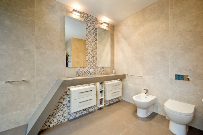 Klassisches Design von Sanitärkeramik in einem Hygieneraum