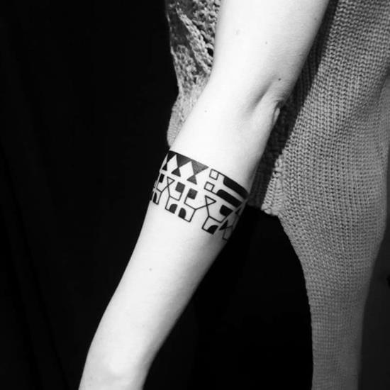 blackwork bracelet tatouage motif géométrique