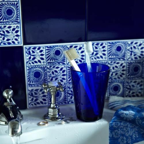 carrelage bleu miroir salle de bain idée brosse à dents