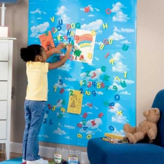 tableau magnétique bleu dans la chambre des enfants fauteuils bleus