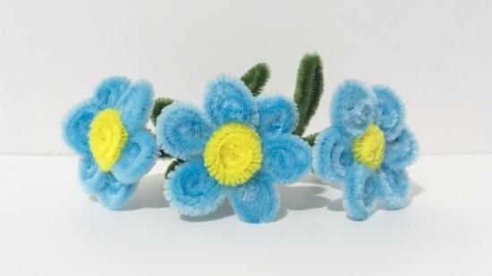 majstrować niebieskie kwiaty z czyścikiem do fajek