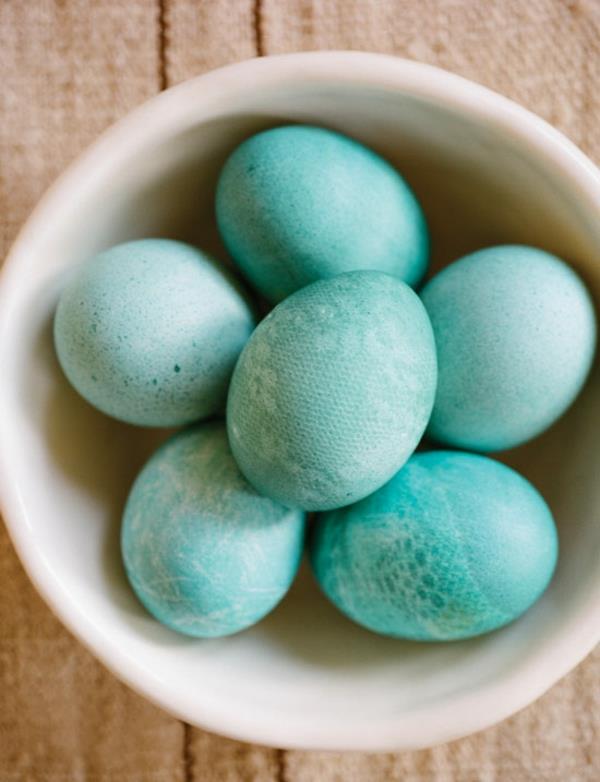 oeufs de pâques bleus élégant décor table idée maison