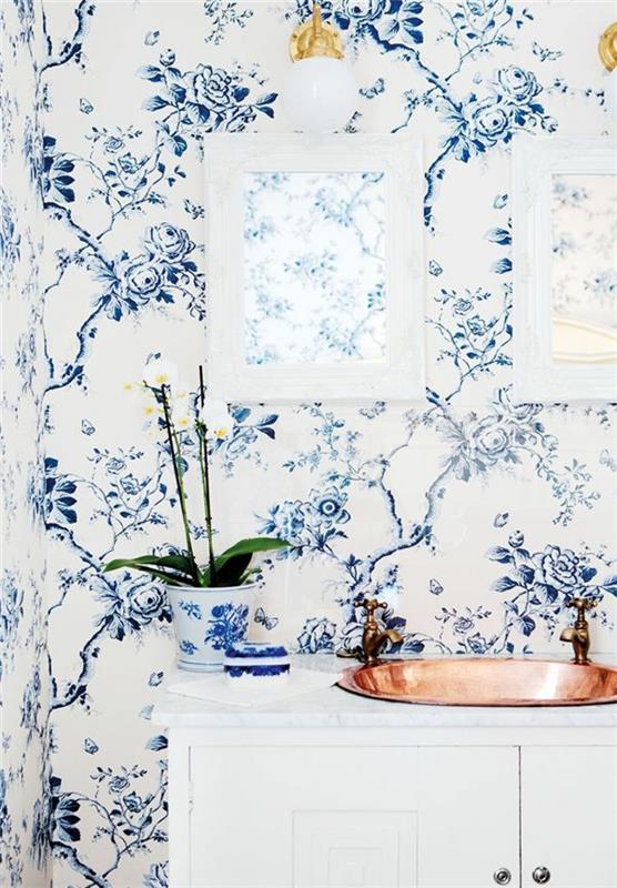 papier peint bleu dans la salle de bain papier peint à fleurs idées de décoration murale