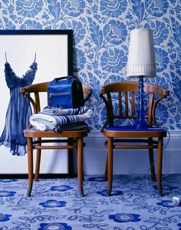 motif de papier peint bleu motif de fleurs décoration murale chaises