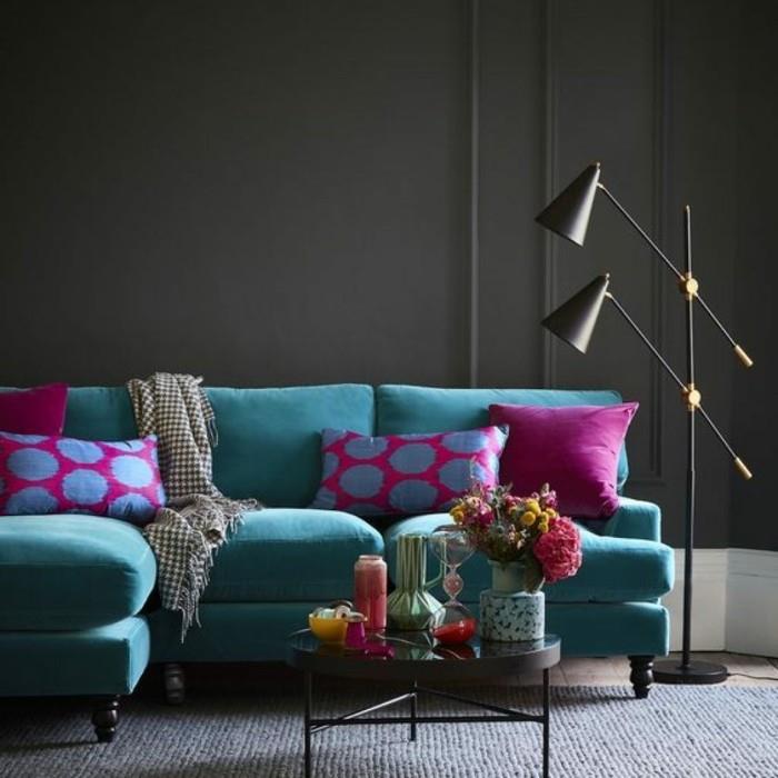 odcienie niebieskiego aksamitu sofa ciemnoszare ściany salon
