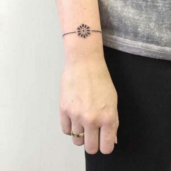 tatouage de micro-bracelet de fleurs