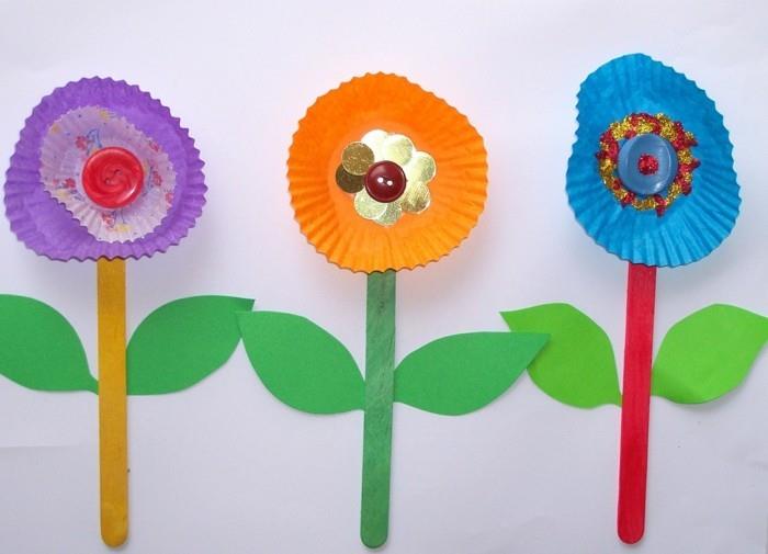 Faire des fleurs avec des bâtons de bois en papier