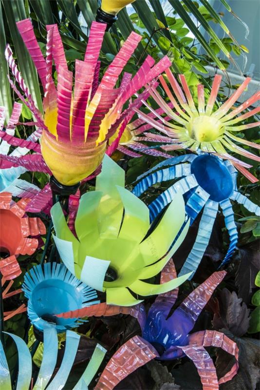 Zrób kwiaty z plastikowych butelek, aby samodzielnie wykonać dekoracje ogrodowe