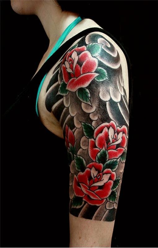tatouages ​​​​de fleurs photos dessins de tatouage haut du bras roses rouges