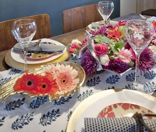kwiaty i szkło - pomysły na dekorację stołu