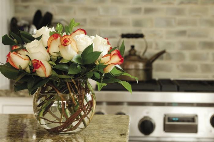 pomysły na dekoracje kwiatowe udekoruj kuchnię wyspę kuchenną upiększyć róże