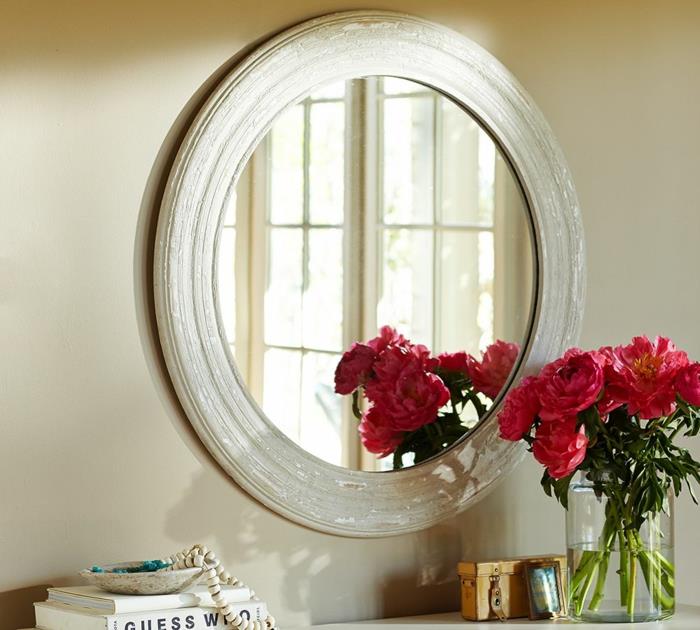 Pomysły na dekoracje kwiatowe wazon kwiaty ścienne lustro akcesoria domowe