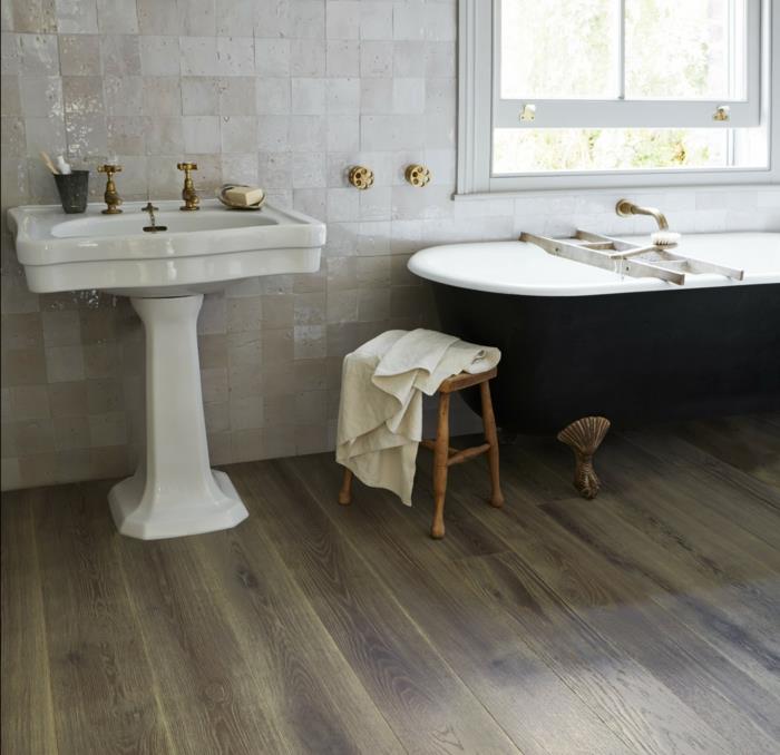 revêtement de sol salle de bain table d'appoint en bois baignoire carreaux muraux