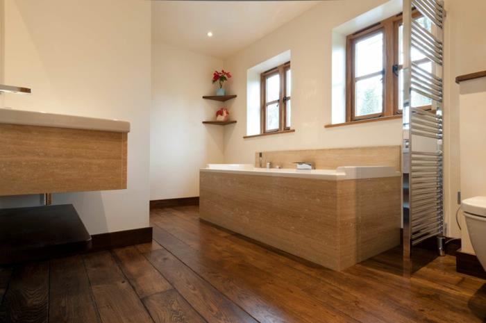 plancher salle de bain bois baignoire murs clairs