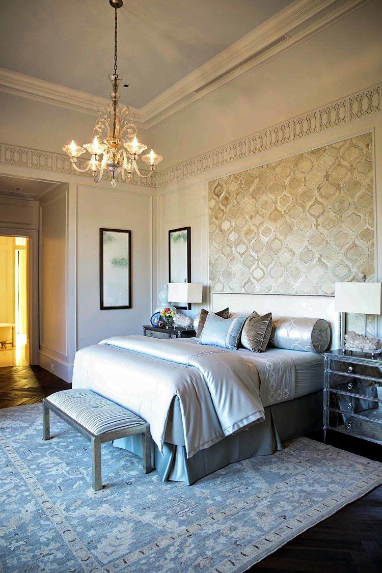 Elegantní pastelová kombinace tapety a okraje v ložnici