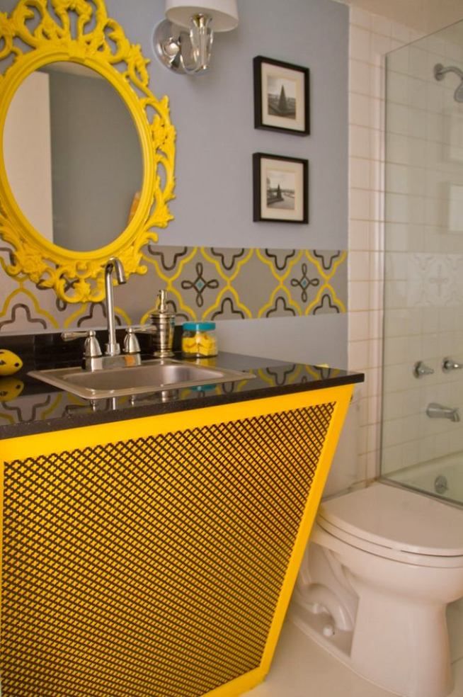 Jasná barva okraje odráží žlutý nábytek v koupelně