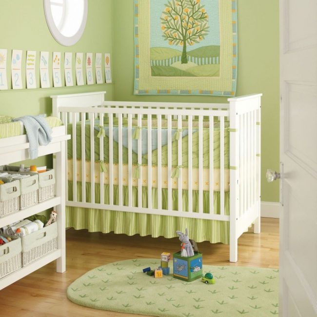 Zelená školka pro novorozence: měkké boky jsou vyrobeny ve stylu místnosti