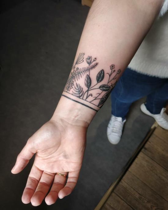 tatouage de bracelet à motif botanique