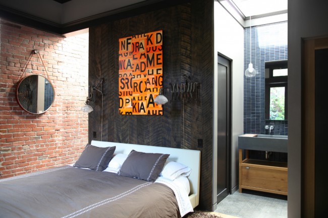 Спалня в стил таванско помещение със стена от матово дърво