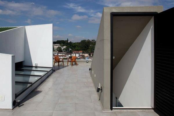 Chaises de table à manger sur le toit d'une maison de designer brésilienne