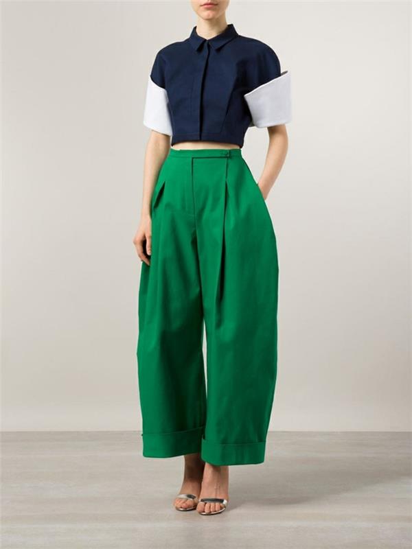 szerokie spodnie damskie w kolorze zielonym połączone z niebieskim topem