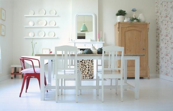 Bois de chauffage table à manger chaises blanches