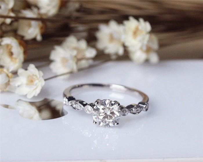 pierścionek z brylantem pierścionek zaręczynowy białe złoto platyna