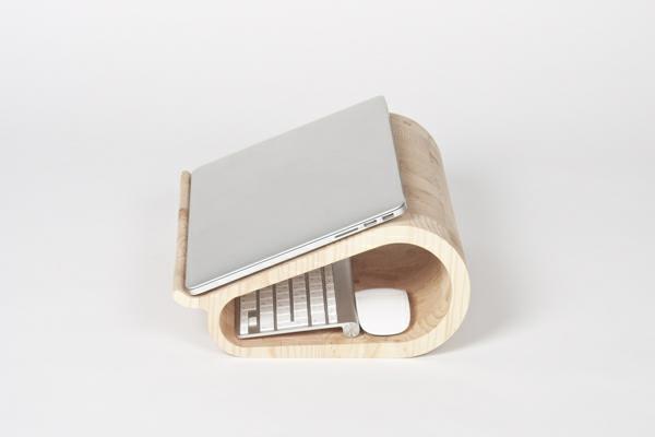 akcesoria biurowe dopludo laptop drewniany stół akcesoria komputerowe