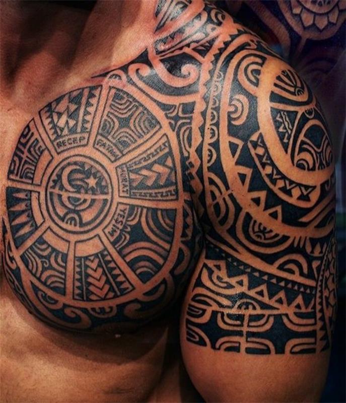 poitrine épaule maori tatouage idée hommes