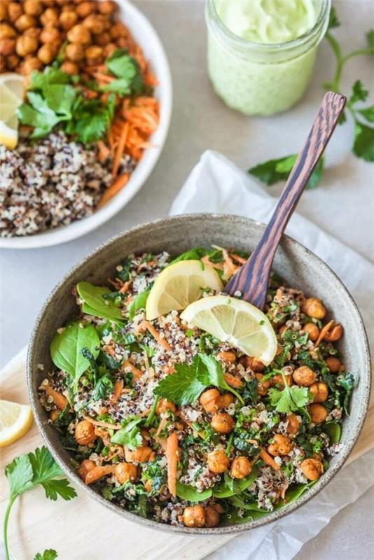 przepisy na miskę buddy z ciecierzycą quinoa i jarmużem