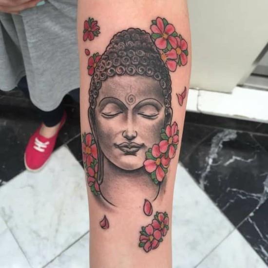 bras de tatouage de fleur de cerisier de bouddha