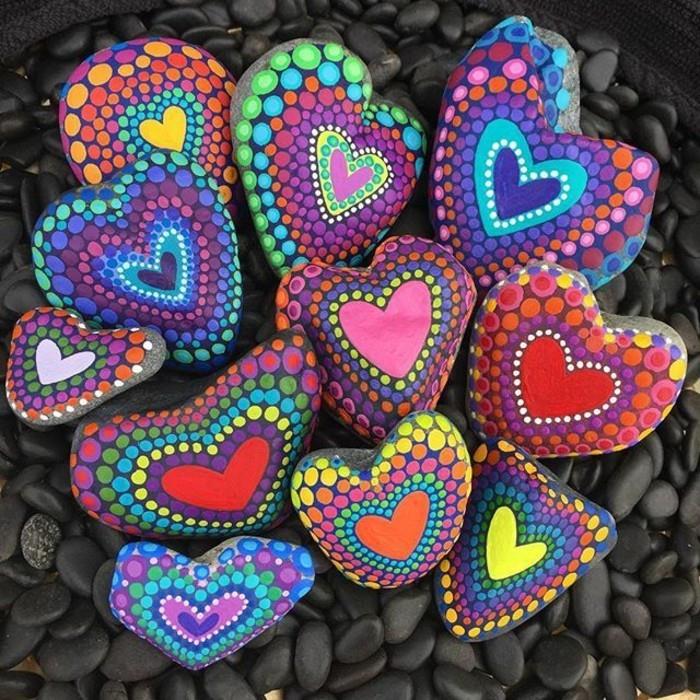 ręczne malowanie kolorowych serc na kamieniach