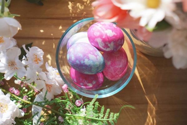 Coloration des oeufs de pâques colorés avec du papier bulle