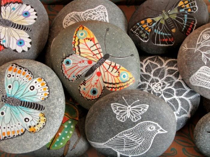 Maluj kolorowe motyle na kamieniach