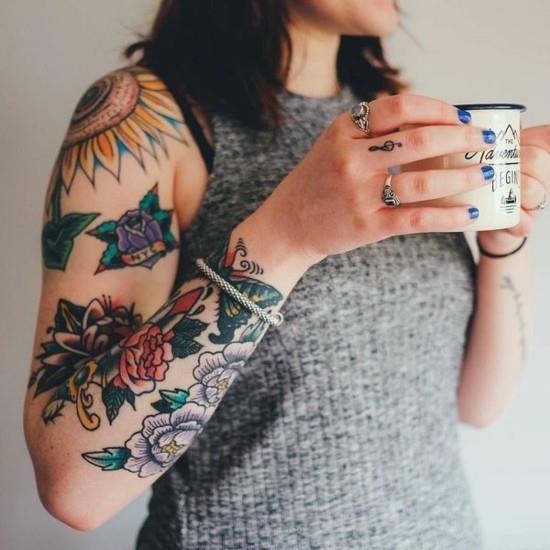 papillons colorés roses idées de tatouage à manches pour les femmes