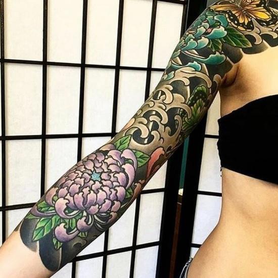 idées de tatouage à manches colorées avec des fleurs