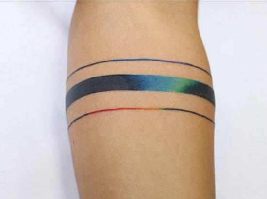 tatouage de bracelet à rayures colorées