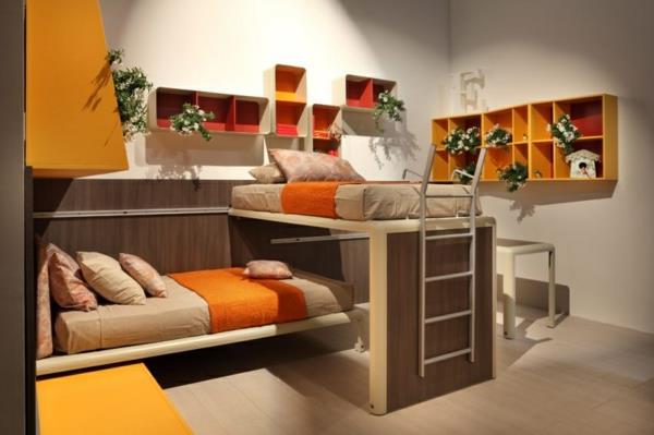 grands lits mezzanine colorés en orange et jaune chaud et confortable