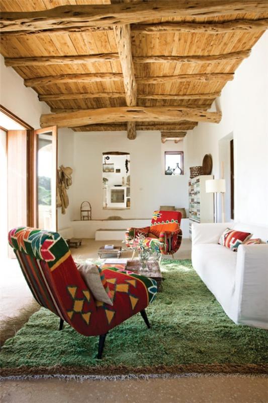 kolorowy fotel Philippe Xerri projektuje zielony dywan