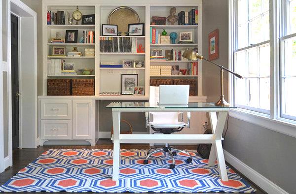 kolorowy dywan małe biuro w domu projekt szklany blat