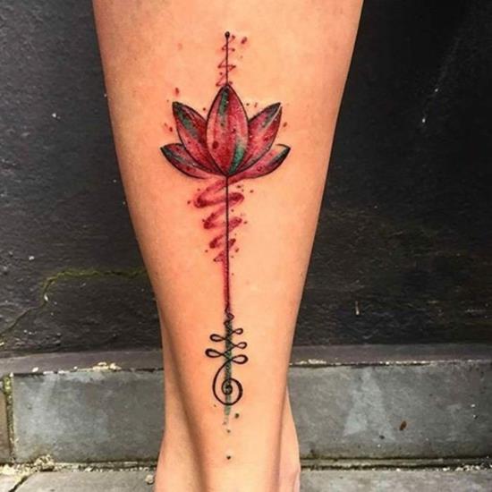 kolorowy tatuaż unalome na dole nogi