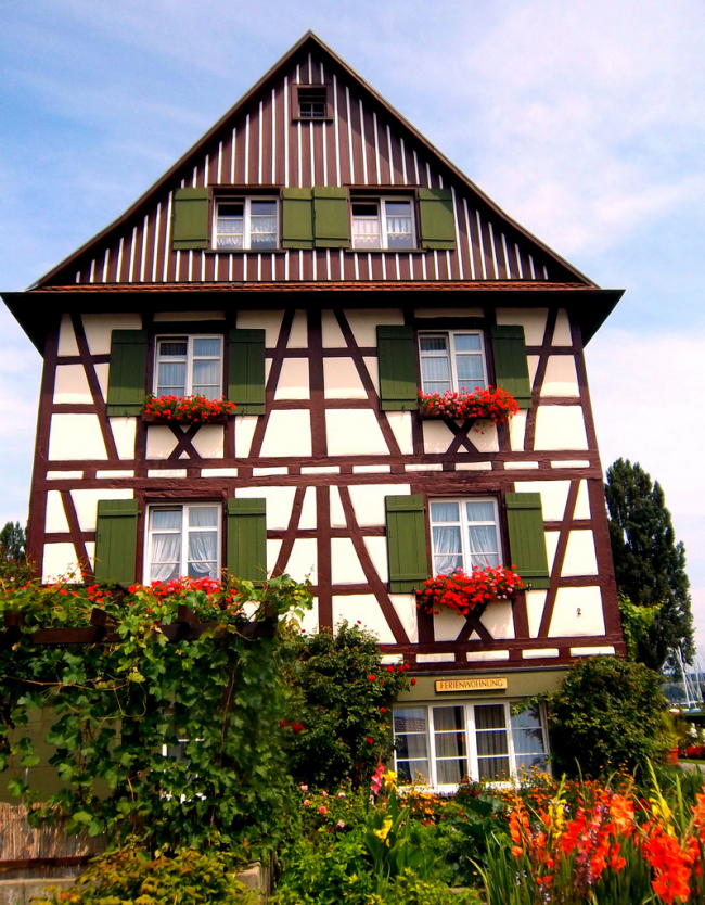 Контрастна фасада на немска къща