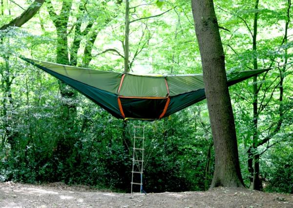 tente de camping en l'air avec escalier