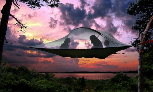 conception de tentes de camping accrochées aux arbres