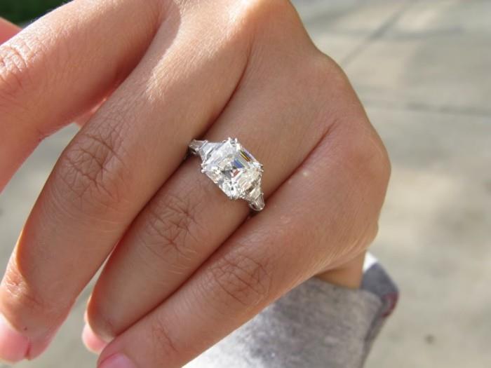 Carre pierścionek zaręczynowy wybierając odpowiedni pierścionek z brylantem