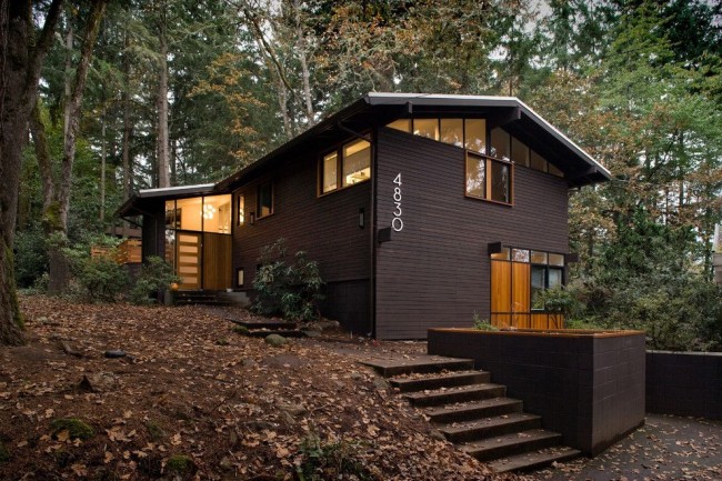 Moderní dřevěný dům v lese