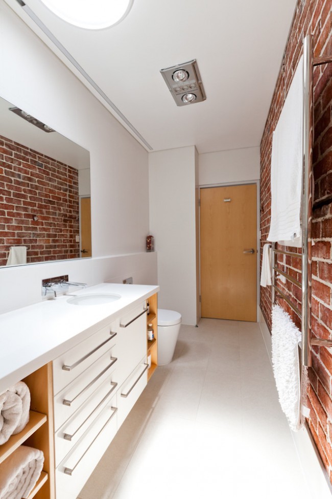 Jak odstranit plíseň na stěnách v bytě. Postarejte se o instalaci odsavače par v koupelně. Teplý vlhký vzduch je prakticky zárukou růstu plísní