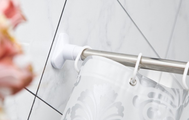 Jak odstranit plíseň na stěnách v bytě. Plíseň se často objevuje na sprchových závěsech a odtud se šíří po celé koupelně. Proto je třeba je pravidelně mýt houbou a mýdlovou vodou (nebo umýt, pokud nejsou PVC)